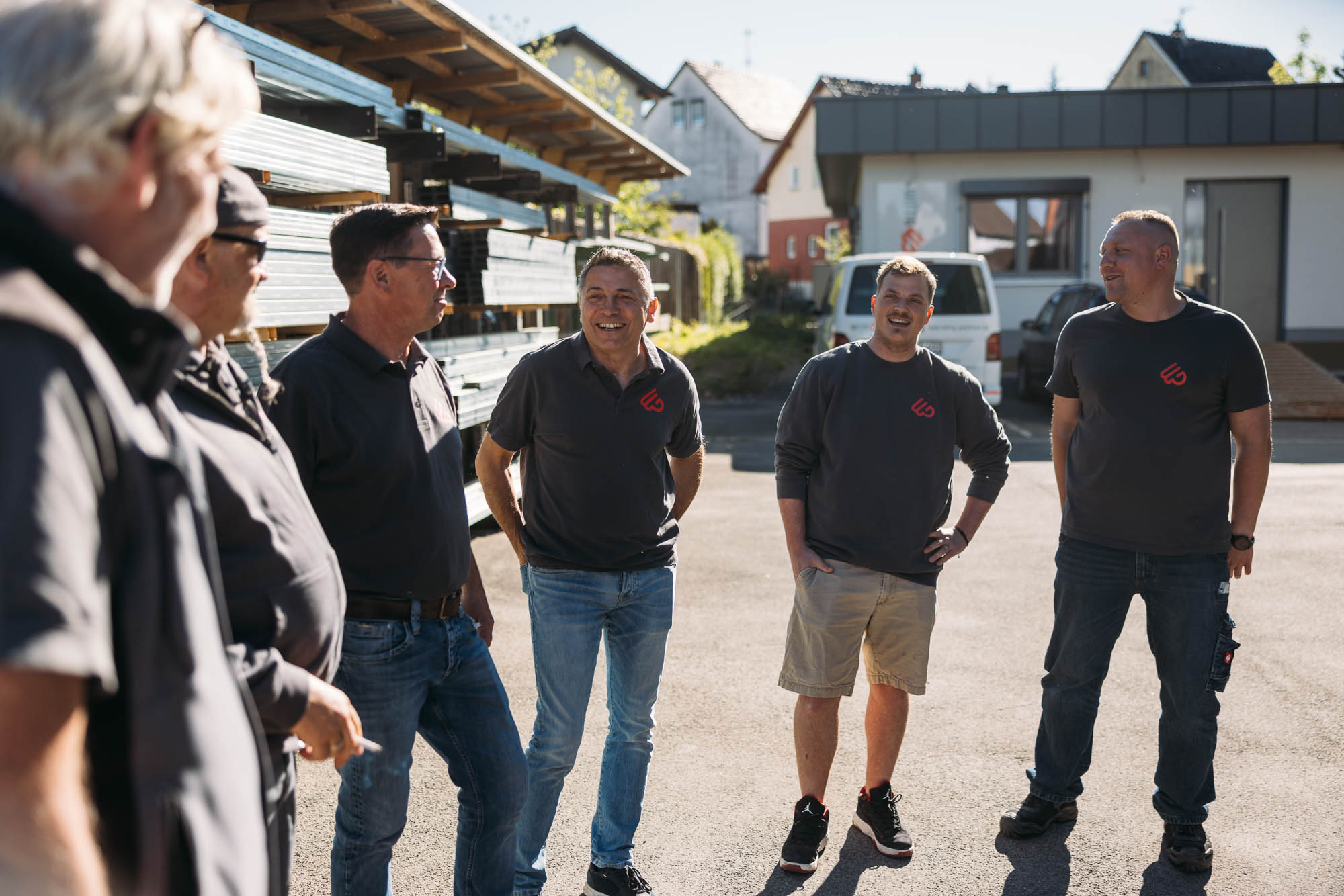 Teamgespräch auf dem Firmenhof