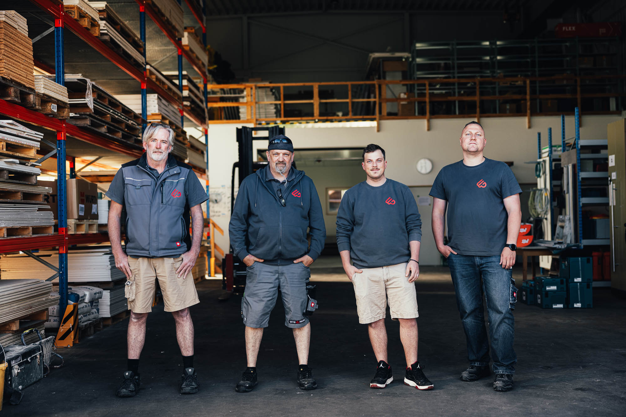 Team im Materiallager